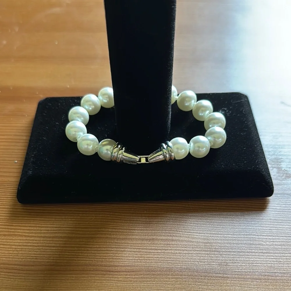 Elegant White Pearl Bracelet with Lustrous Sheen